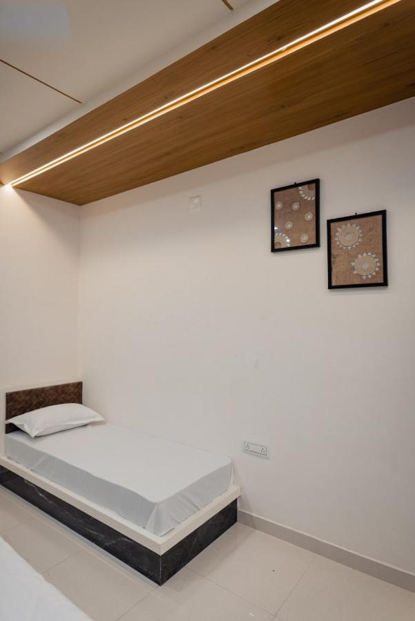 Hotel Ayodhya Virpur Екстер'єр фото