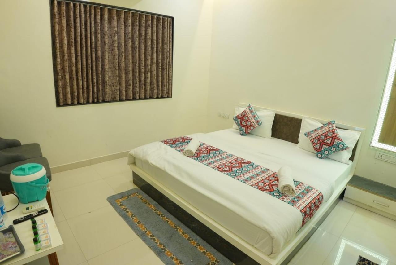 Hotel Ayodhya Virpur Екстер'єр фото